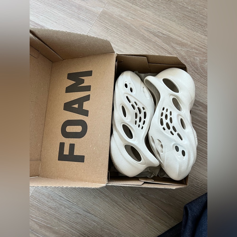 YEEZY FOAM RUNNER SAND USED GREAT CONDITION SIZE 4 MENS fits 5.5 women’s